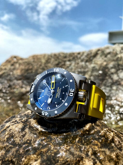 men-watch-ZRC®-GF50698-lifestyle men-watch-ZRC®-GF50698-lifestyle